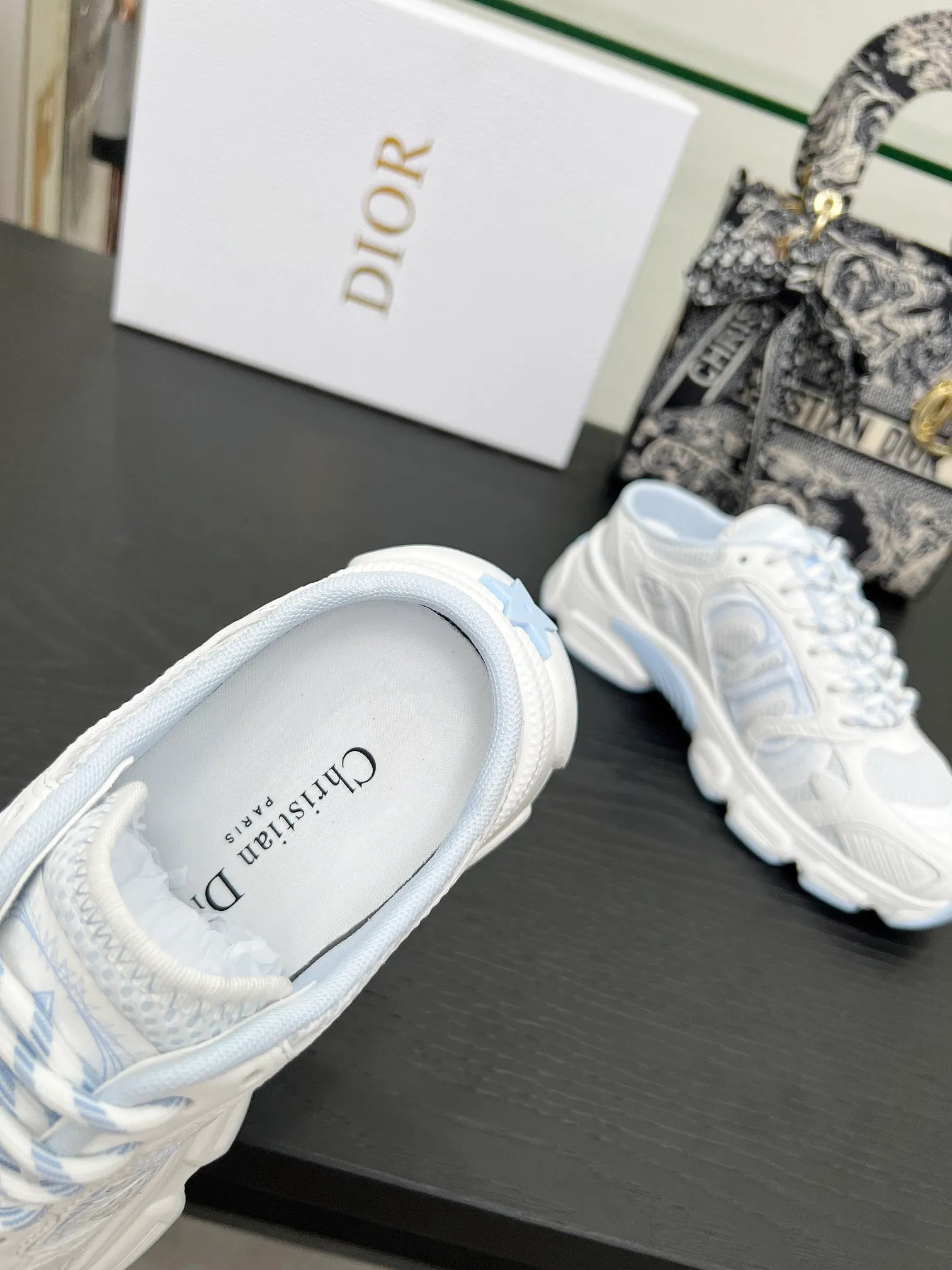 p560🐮🐮This Dior Chrono sports half slipper reinterprets running shoes with Dior's haute couture style. Gray mesh fabric is paired with tonal suede calfskin panels, the CD logo on the side, the star patch on the tongue and the Dior logo on the heel, all in classic fine detail. Featuring two-tone laces and a lightweight sole with star graphics, they can be worn year-round. Size: Women’s size 35-41 (35/42 can be customized) Men’s size 40-46 (men’s version is being printed) Color: 12 colors available